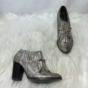 Anthropologie Seychelles Clue Kilty Burnished Pewter Metallic Heels Sz 8