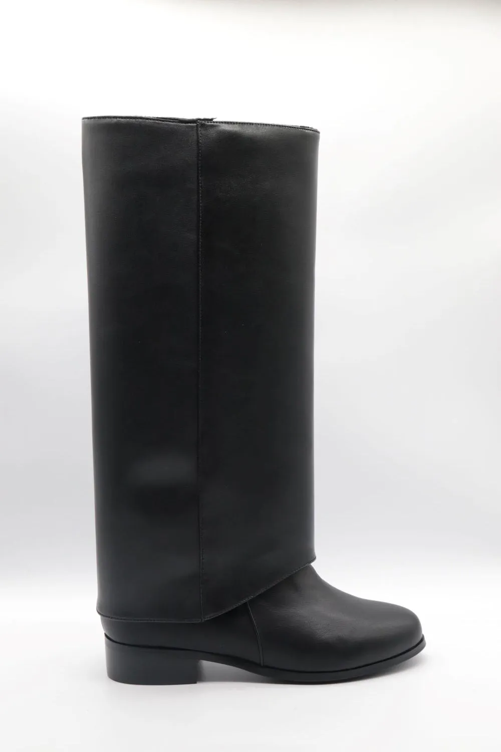 Flat high boot