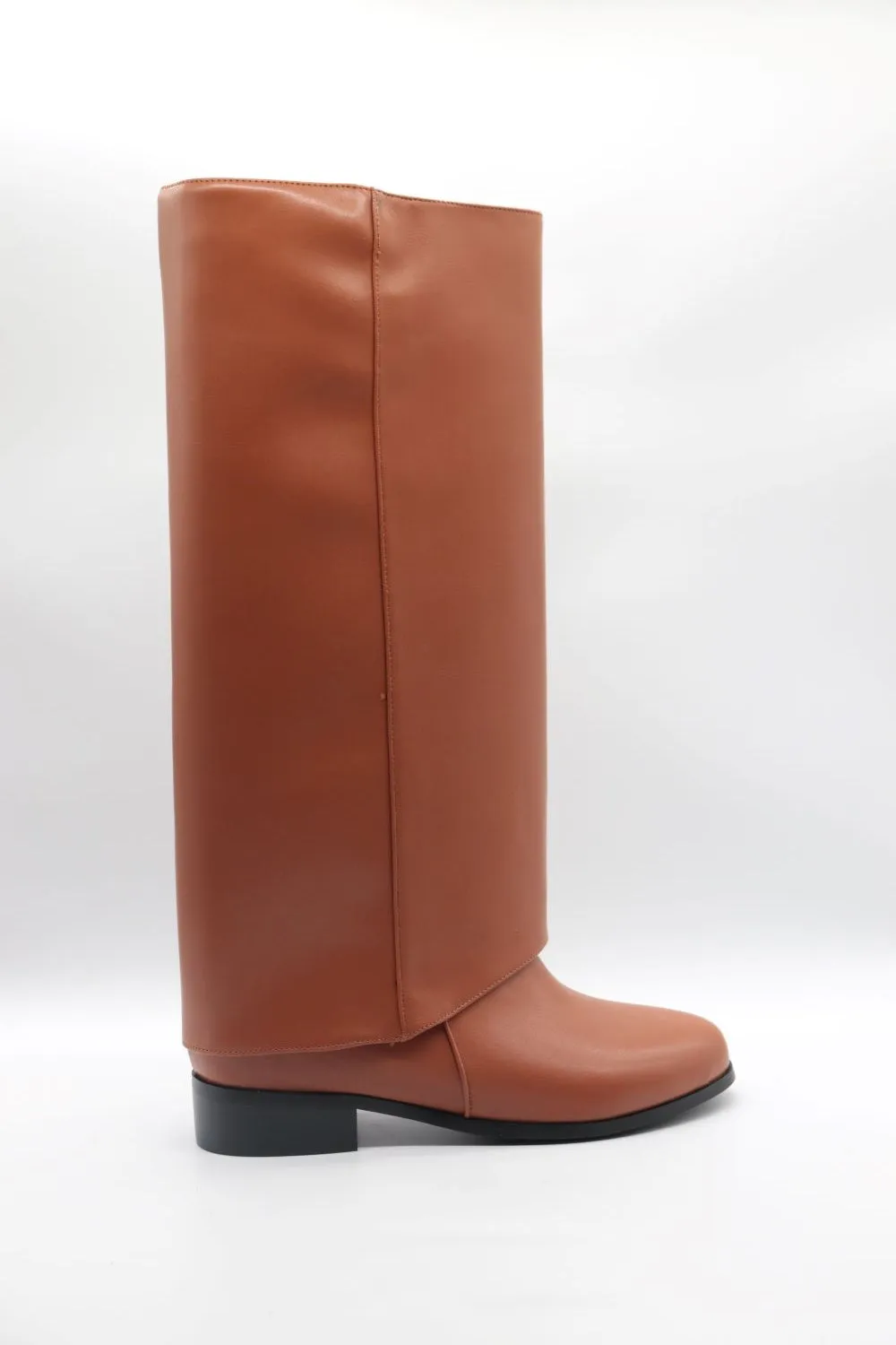 Flat high boot