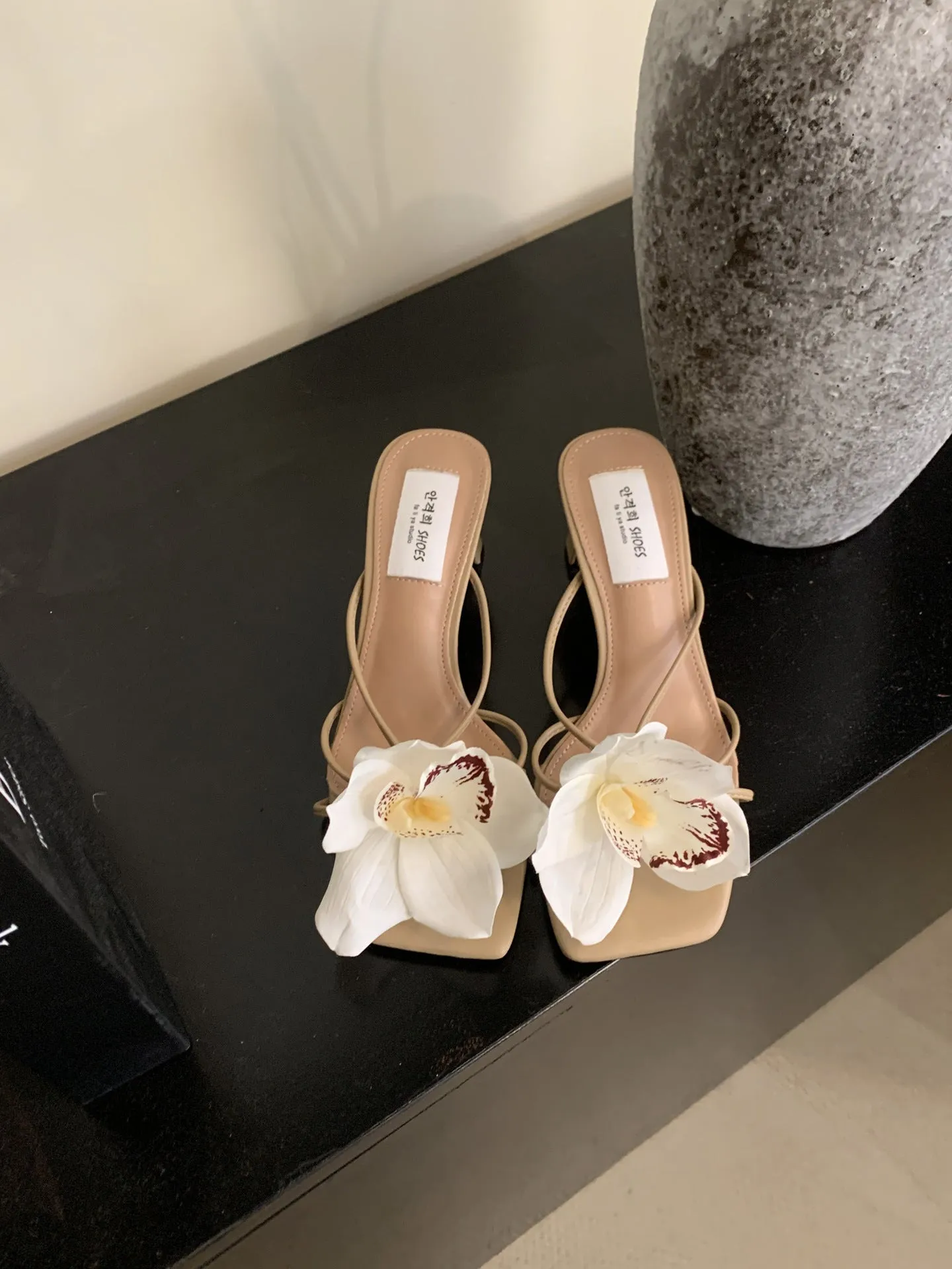 French-style Detachable Flower Flip-toe Roman heels
