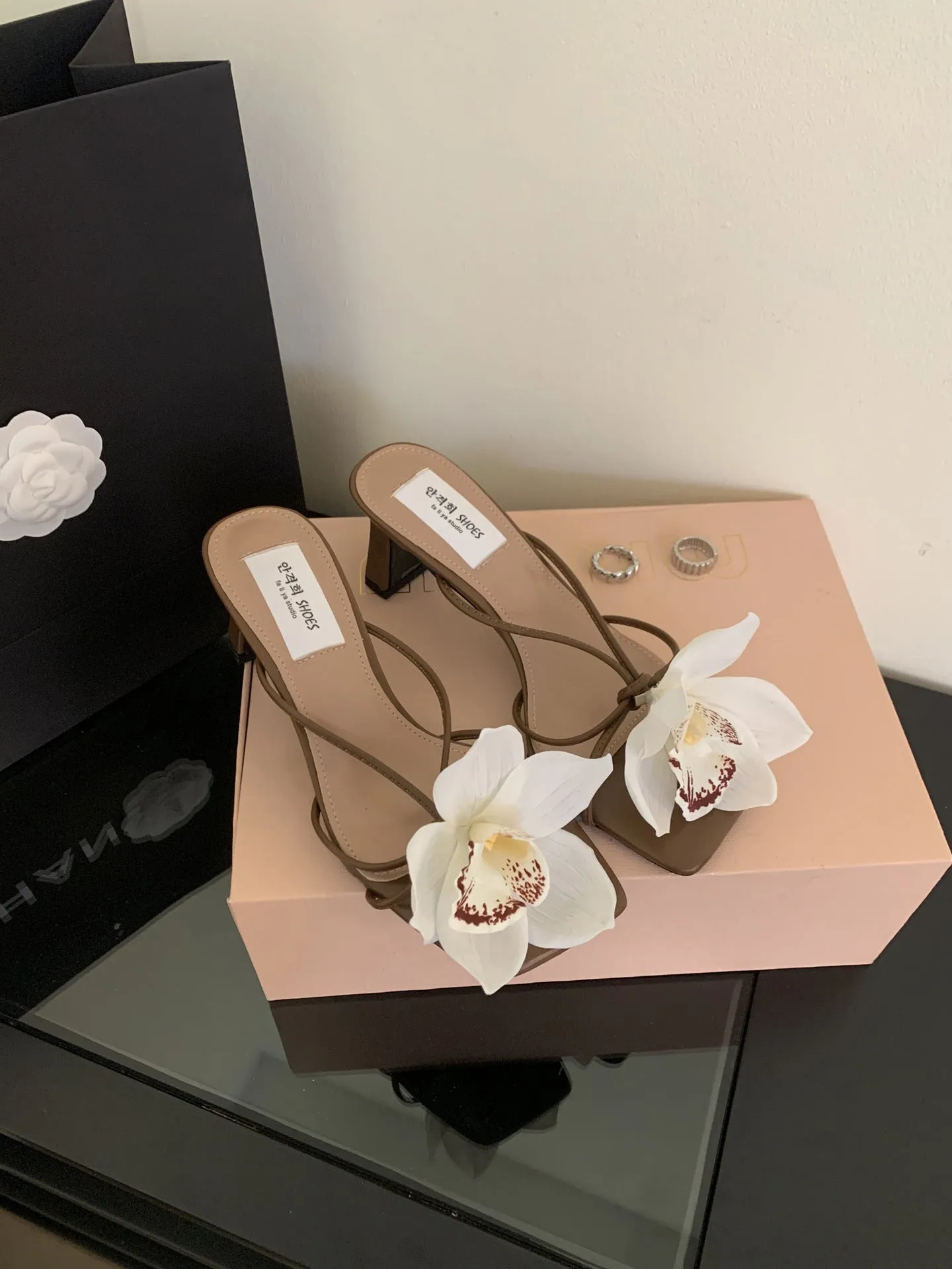 French-style Detachable Flower Flip-toe Roman heels