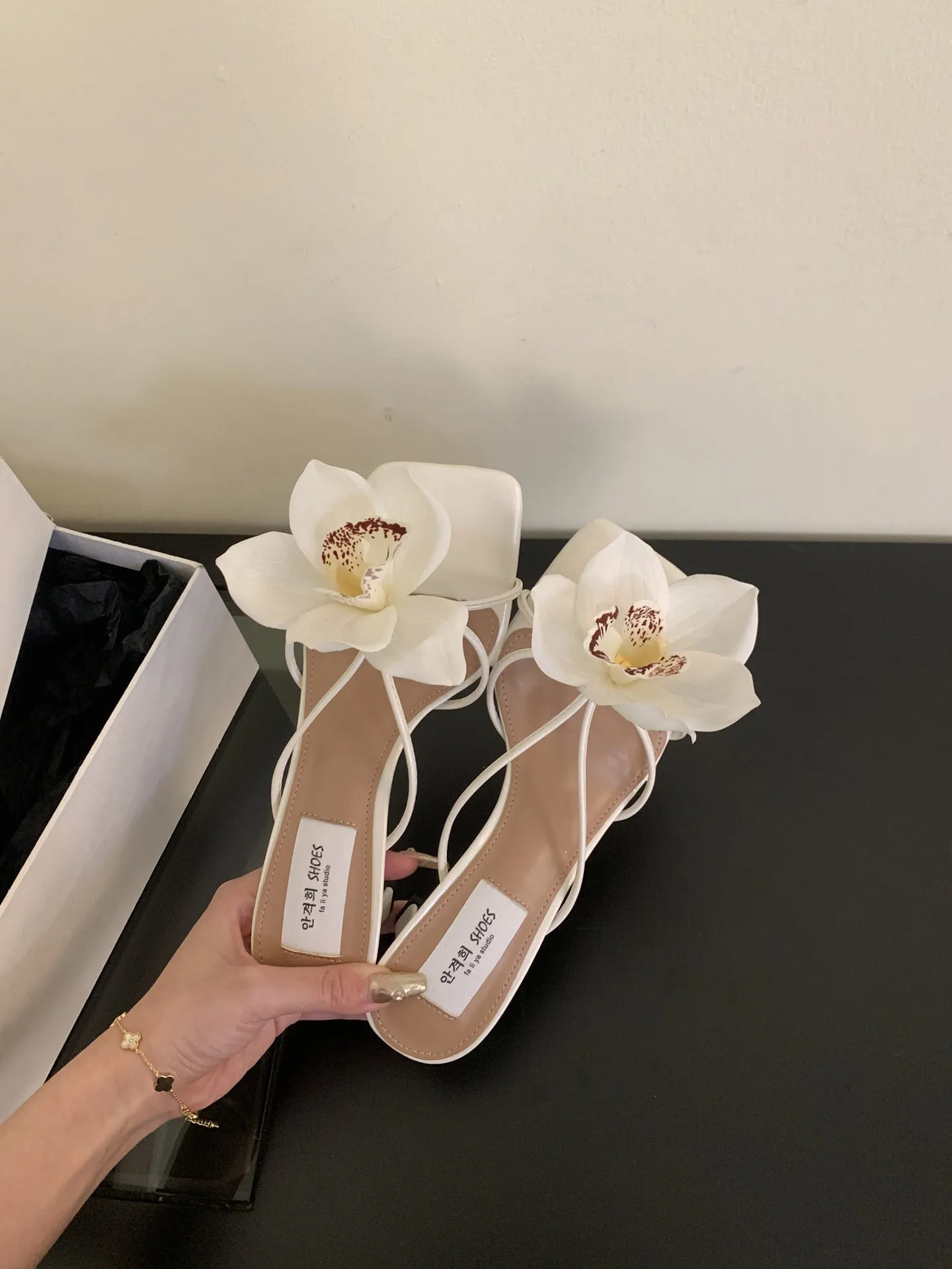 French-style Detachable Flower Flip-toe Roman heels