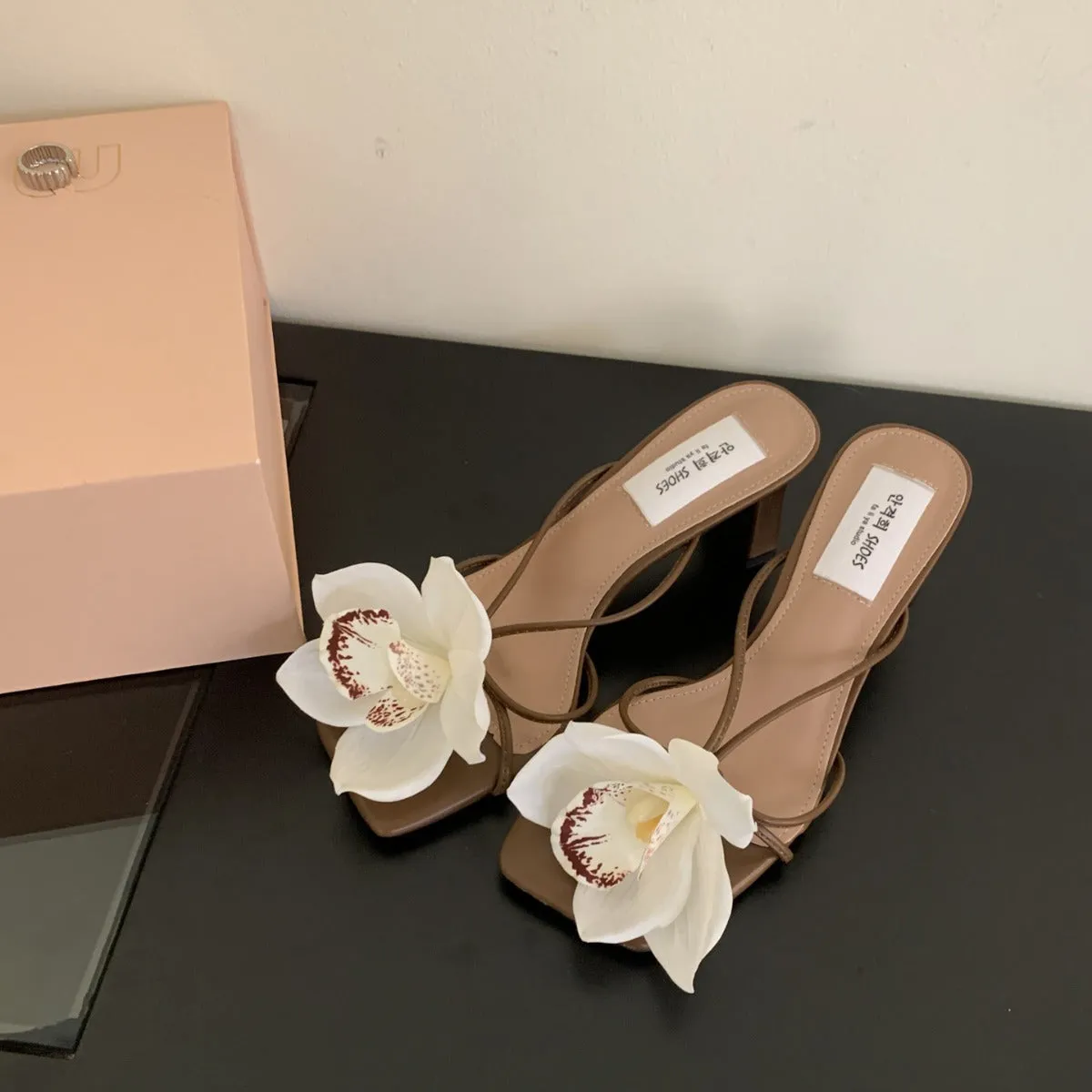 French-style Detachable Flower Flip-toe Roman heels